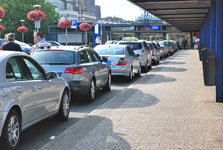 804611 Gezicht op de taxistandplaatsen met enkele wachtende taxi's op het Stationsplateau boven het Stationsplein te ...